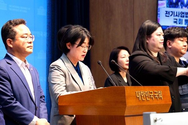 박희정 더불어민주당 포항시장 후보가 '철강산업 전기요금 의무경감'을 담은 전기사업법 개정안 발의를 이끌어내며 주목 받고 있다. / 사진=박희정 포항시장 후보 캠프