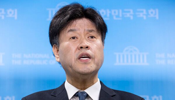 &nbsp;6·3 지방선거와 같이 치러질 국회의원 재ㆍ보궐 선거에 공천을 희망했다 좌절된 이재명 대통령 측근&nbsp;김용&nbsp;전 민주연구원 부원장이 28일 국회 소통관에서 기자회견을 마친 뒤 취재진 질문에 답하고 있다. [사진=연합뉴스]