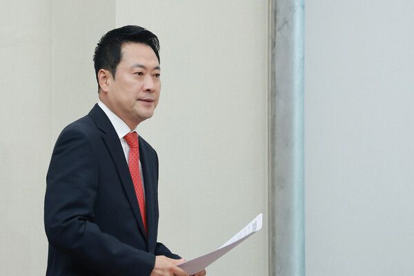 국민의힘&nbsp;장동혁&nbsp;대표가 29일 국회에서 지역·민생 공약을 발표하기 위해 발언대로 향하고 있다. [사진=연합뉴스]