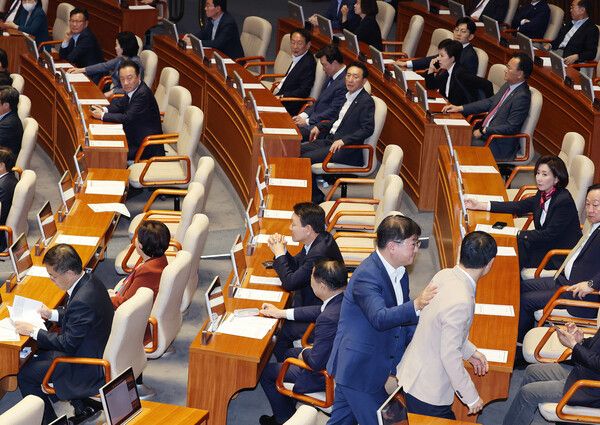 더불어민주당 울산시장 후보인&nbsp;김상욱&nbsp;의원이 28일 국회에서 열린 4월 임시국회 제8차 본회의에서 의원직 사퇴를 앞두고 국민의힘 의원들에게 인사하자 야당 의원들이 김 의원을 노려보고 있다. [사진=연합뉴스]