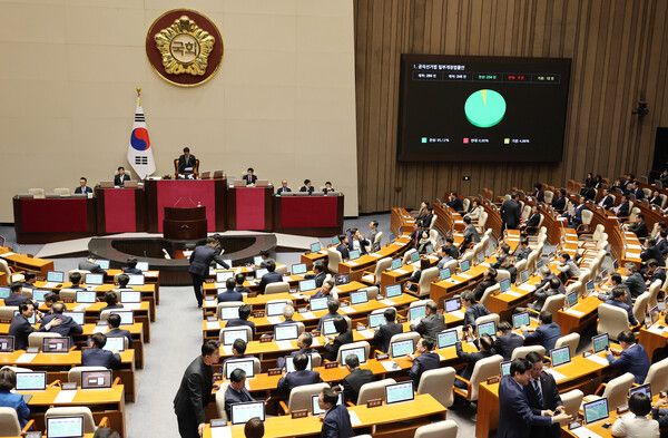 28일 국회에서 열린 4월 임시국회 제8차&nbsp;본회의에서 공직선거법 일부개정법률안이 가결되고 있다.&nbsp;개정안은 시·도별 자치구·시·군의회의원 총정수를 3003명에서 3006명으로, 인천 기초의원 수를 125명에서 128명으로 확대하는 내용을 담고 있다. [사진=연합뉴스]