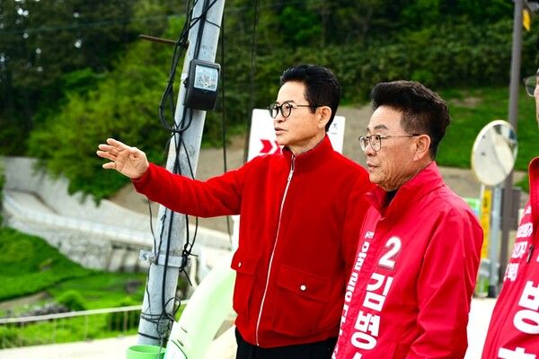 울릉공항 공사 현장을 방문한&nbsp;이철우 국민의힘 경북도지사 후보와&nbsp;김병수 울릉군수 후보 / 사진=이철우 경북도지사 후보 캠프