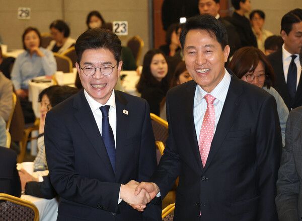 국민의힘 서울시장 후보인&nbsp;오세훈&nbsp;시장(오른쪽)과 더불어민주당&nbsp;정원오&nbsp;서울시장 후보가 22일 용산구 백범김구기념관에서 열린 서울시사회복지사협회 창립 40주년 기념행사에서 만나 인사를 하고 있다. [사진=연합뉴스]