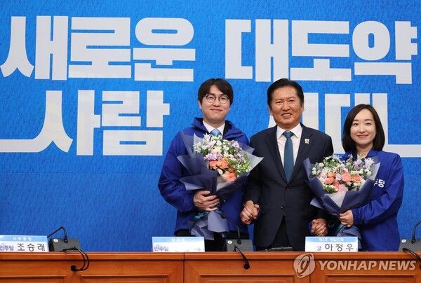 6·3 재보선에 격전지로 떠오른 부산 북구 갑 지역구에 출마할 것으로 예상되는 하정우 전 청와대 AI수석과 아산을에 출마할 것으로 보이는 전은수 전 청와대 대변인이 29일 국회에서 열린 더불어민주당 인재 영입식에서 꽃다발을 들고 더불어민주당 정청래 대표와 기념 촬영하고 있다. 2026.4.29 [사진=연합뉴스]