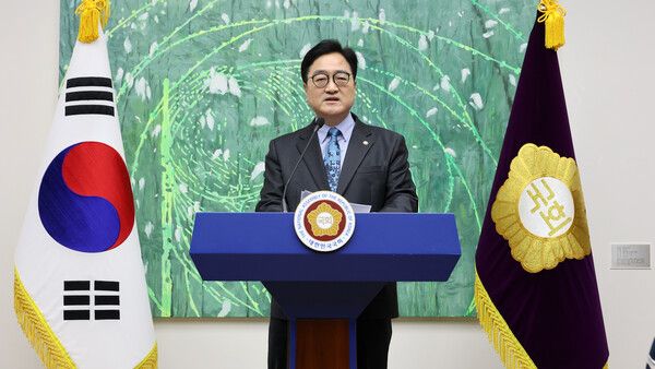 우원식&nbsp;국회의장이 27일 국회 접견실에서 기자회견을 열고 다음 달 7일 국회 본회의 상정을 앞둔 헌법 개정안에 관해 설명하고 있다. [사진=연합뉴스]