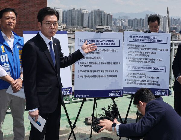 &nbsp;더불어민주당&nbsp;정원오&nbsp;서울시장 후보가 29일 서울 성북구 장위 14주택 재개발구역을 둘러본 뒤 공약 발표를 하고 있다. [사진=연합뉴스]