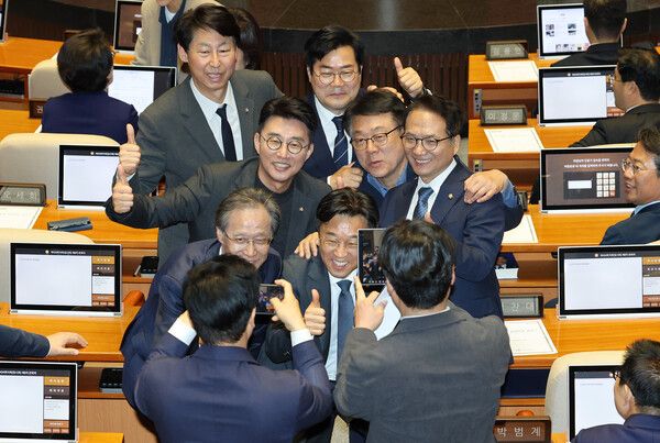 더불어민주당 인천시장 후보인 박찬대 의원이 28일 국회에서 열린 4월 임시국회 8차&nbsp;본회의에서 동료 의원들과 기념 촬영을 하고 있다. [사진=연합뉴스]