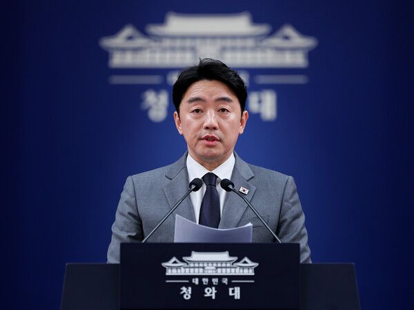 강훈식&nbsp;비서실장이 29일 청와대 춘추관에서 '공직역량 강화' 핵심성과 및 추진계획 브리핑을 하고 있다. [사진=연합뉴스]