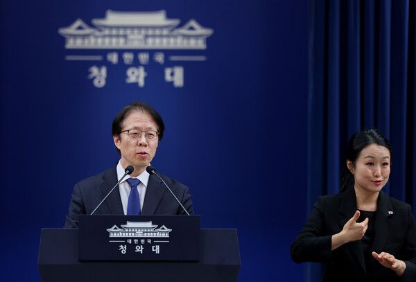 조성주 청와대 인사수석비서관이 29일 청와대 춘추관에서 열린 '공직역량 강화' 핵심성과 및 추진계획 브리핑에서 취재진 질문에 답하고 있다. [사진=연합뉴스]