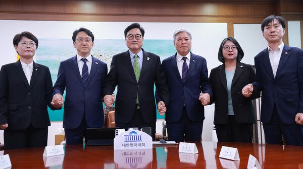 &nbsp;우원식&nbsp;국회의장이 28일 국회 의장실에서 열린 에 참석해 기념 촬영하고 있다.&nbsp;왼쪽부터 진보당 전종덕 원내부대표, 더불어민주당 천준호 원내대표 직무대행, 우 의장, 조국혁신당 서왕진 원내대표, 기본소득당 용혜인 대표 겸 원내대표, 사회민주당 한창민 대표 겸 원내대표. [사진=연합뉴스]