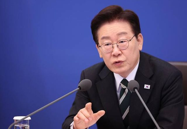 이재명 대통령이 28일 청와대에서 열린 국무회의 겸 비상경제점검회의에서 '소풍 기피' 문제에 대한 발언을하고 있다. [사진=연합뉴스]