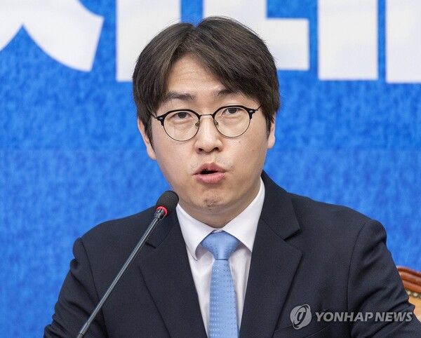 6·3 재보선에서 부산북구 갑에 출마할 것으로 예상되는 하정우 전 청와대 AI 수석이 29일 국회에서 열린 더불어민주당 인재 영입식에서 정치 입문 소감과 포부를 말하고 있다.[사진=연합뉴스]