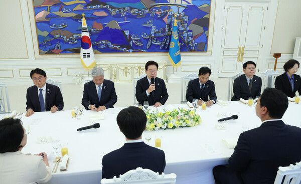 이재명&nbsp;대통령이 29일 청와대에서 비교섭단체 및 무소속 의원들과 오찬에 앞서 발언하고 있다. [서진=연합뉴스]