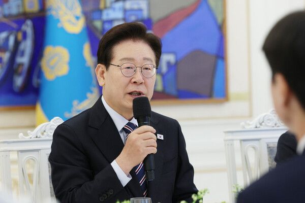 이재명&nbsp;대통령이 29일 청와대에서 비교섭단체 및 무소속 의원들과 오찬에 앞서 발언하고 있다. [사진=연합뉴스]