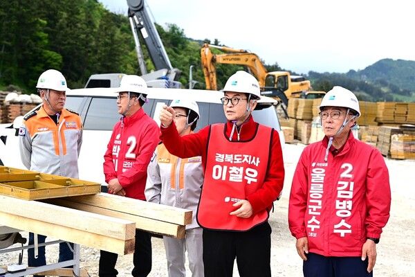 이철우 국민의힘 경북도지사 후보와&nbsp;김병수 울릉군수 후보가&nbsp;울릉소방서 신축 현장을 방문해 살펴보고 있다. / 사진=이철우 경북도지사 후보 캠프