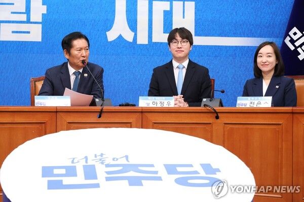 더불어민주당 정청래 대표가 29일 국회에서 열린 더불어민주당 인재 영입식에서 발언하고 있다. 왼쪽부터 정 대표, 6·3 재보선에 격전지로 떠오른 부산 북구 갑 지역구에 출마할 것으로 예상되는 하정우 전 청와대 AI수석, 아산을에 출마할 것으로 보이는 전은수 전 청와대 대변인. 2026.4.29 [사진=연합뉴스]