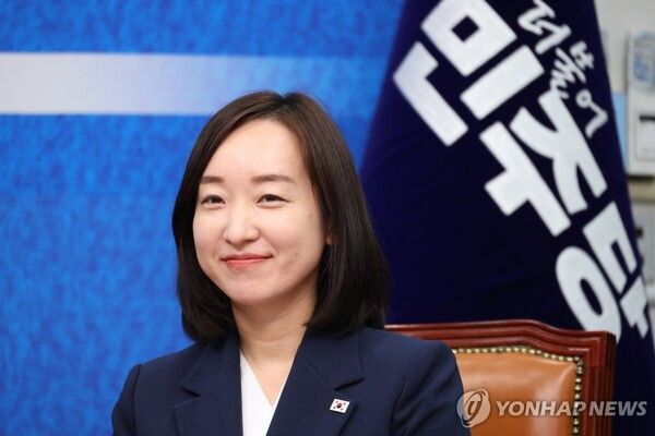 아산을에 출마할 것으로 보이는 전은수 전 청와대 대변인이 29일 국회에서 열린 더불어민주당 인재 영입식에서 미소 짓고 있다. 2026.4.29 [사진=연합뉴스]