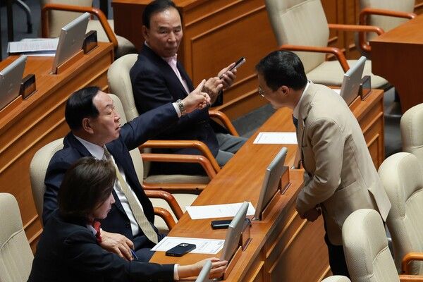 더불어민주당 울산시장 후보인&nbsp;김상욱&nbsp;의원이 28일 국회에서 열린 4월 임시국회 8차 본회의에서 국민의힘 한기호 의원으로부터 악수를 거절당하고 있다. [사진=연합뉴스]