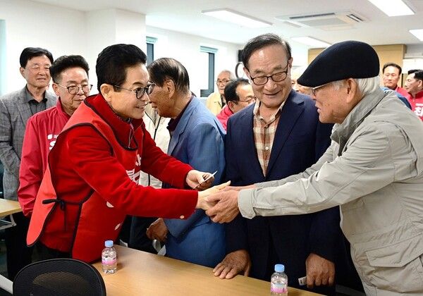 이철우 경북도지사 후보가 28일 대한노인회 울릉군지회를 찾아 인사를 하고 있다. / 사진=이철우 경북도지사 후보 캠프