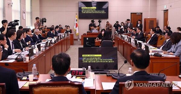 3일 서울 여의도 국회에서 열린 '윤석열정권 정치검찰조작기소 의혹사건 진상규명' 국정조사특별위원회 전체회의에서 더불어민주당 전용기 의원이 공개한 추가 녹취록이 화면에 표시돼 있다. 2026.4.3 [공동취재]