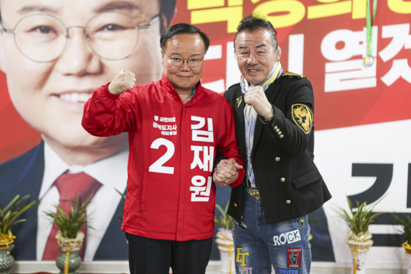 김재원 경북도지사 예비후보와&nbsp;황충재 프로복싱 前 동양챔피언(오른쪽) / 사진=김재원 경상북도지사 예비후보 캠프