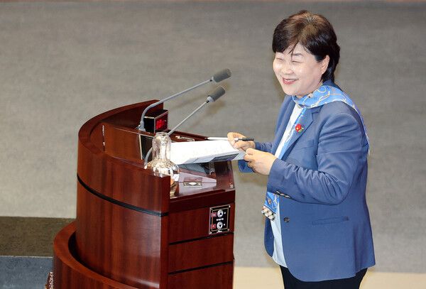 &nbsp;31일 국회에서 열린 3월 임시국회 제3차 본회의에서 법제사법위원장으로 선출된 더불어민주당&nbsp;서영교&nbsp;의원이 당선 인사하고 있다. [사진=연합뉴스]