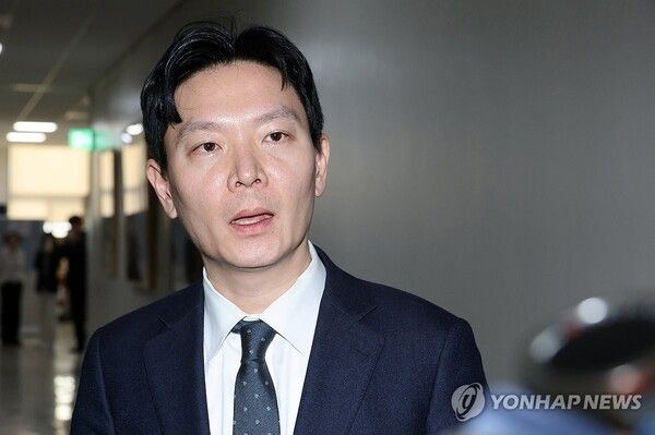 '쌍방울 대북 송금' 사건을 수사했던 박상용 인천지방검찰청 부부장검사가 3일 국회에서 열린 '윤석열정권 정치검찰조작기소 의혹사건 진상규명' 국정조사특별위원회 전체회의에서 서영교 위원장의 대기 장소 이동 조치에 이석하며 취재진에게 입장을 밝히고 있다. 2026.4.3 [사진=연합뉴스]