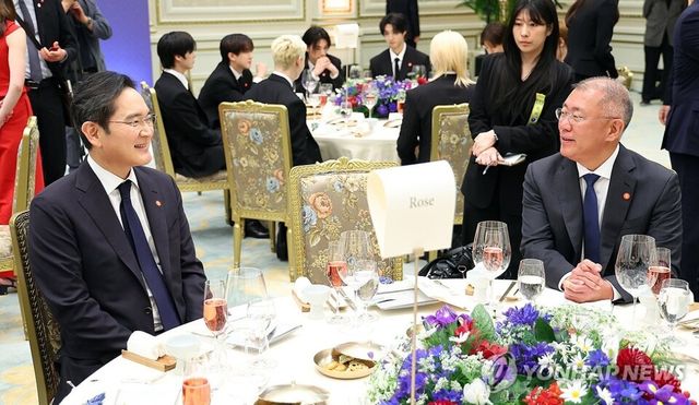 &nbsp;이재용 삼성전자 회장과 정의선 현대차그룹 회장이 3일 청와대에서 열린 이재명 대통령 주최 에마뉘엘 마크롱 프랑스 대통령 국빈 방한 환영 오찬에서 대화하고 있다. 2026.4.3 [사진=연합뉴스]