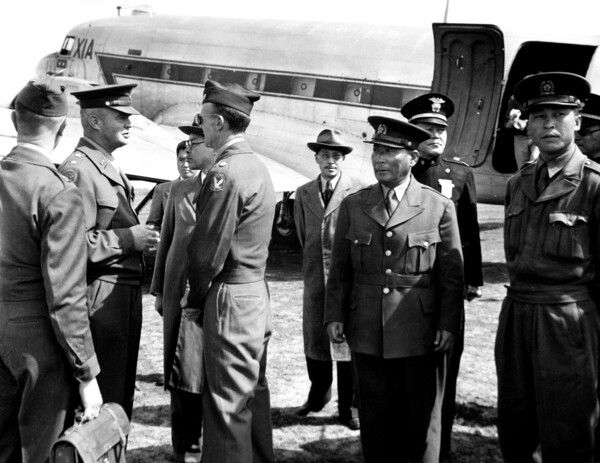 제주비행장에 도착한 미군정 수뇌부.[사진=제주4.3평화재단 아카이브]