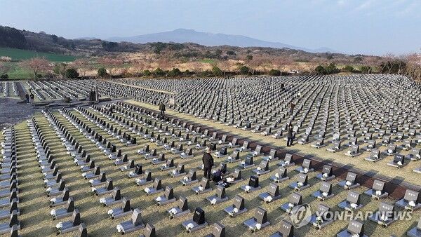 제78주년 4·3희생자추념일인 3일 오전 제주시 봉개동 제주4·３평화공원 내 행불인표석을 찾은 유족이 희생자의 넋을 기리고 있다. [사진=연합뉴스]