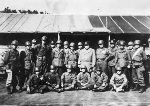 제주도 주둔 9연대 장병들. 뒷줄 오른쪽 다섯 번째부터 송요찬 연대장, 채병덕 참모총장, 김정무 군수참모, 왼쪽 네 번째 서종철 부연대장[사진=제주4.3평화재단이 발간한 '제주4.3 바로알기'책자 캡쳐]