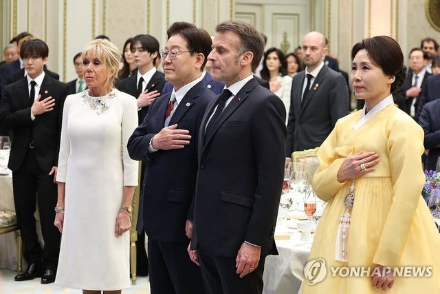 이재명 대통령과 김혜경 여사가 3일 청와대에서 열린 에마뉘엘 마크롱 프랑스 대통령과&nbsp; 브리지트 여사의 국빈 방한&nbsp; 환영 오찬에서 국기에 경례하고 있다. 2026.4.3
