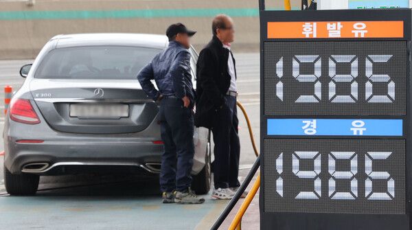 중동발 유가 급등과 고환율 영향으로 3월 물가는 정책으로 억제됐지만, 4월부터는 공급발 가격 상승이 본격 반영될 전망이다. 사진은 지난 3월 31일 서울 서초구에 위치한 만남이 광장 주유소. [사진=연합뉴스]