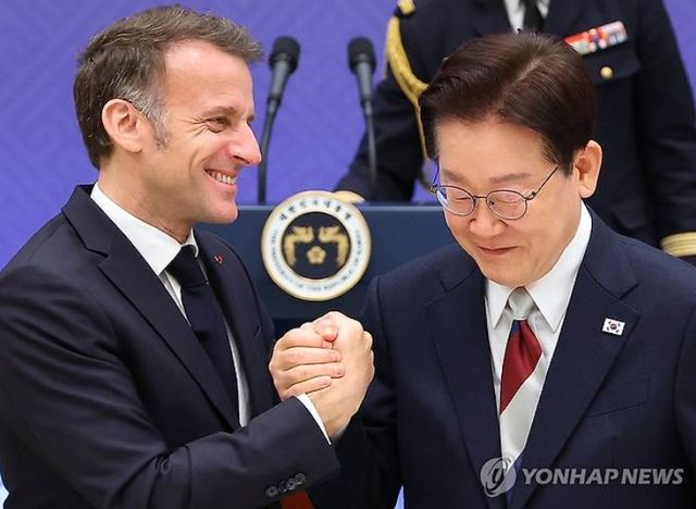 손 맞잡은 이재명-마크롱 대통령...&nbsp;이재명 대통령과 에마뉘엘 마크롱 프랑스 대통령이 3일 청와대에서 열린 국빈 방한 환영 오찬에서 건배 후 손을 맞잡으며 포옹하고 있다. 2026.4.3 [사진=연합뉴스]