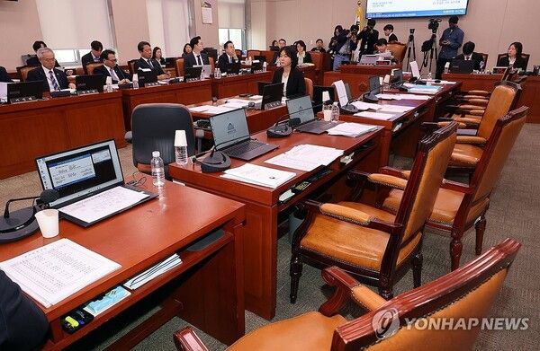 3일 국회에서 열린 '윤석열정권 정치검찰조작기소 의혹사건 진상규명' 국정조사특별위원회 전체회의 도중 국민의힘 의원들이 서영교 위원장의 운영방식에 반대하면서 퇴장한 가운데 회의가 열리고 있다. 2026.4.3 [사진=연합뉴스]