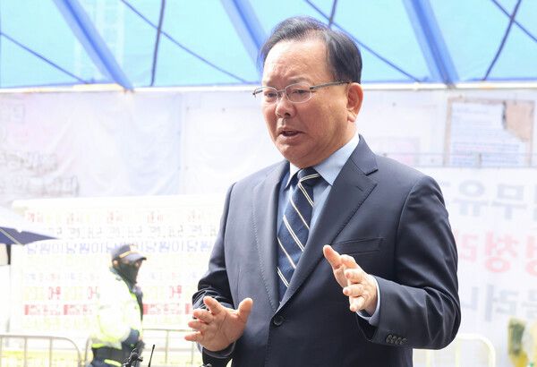 대구시장 출마를 선언한&nbsp;김부겸&nbsp;전 국무총리가 3일 서울 여의도 더불어민주당 중앙당사에서 후보자 면접을 보기 위해 들어서며 발언하고 있다.[사진=연합뉴스]