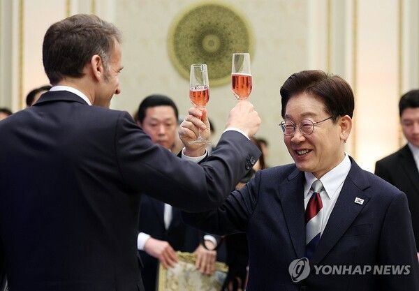 이재명 대통령과 에마뉘엘 마크롱 프랑스 대통령이 3일 국빈 오찬을 통해 양국간 협력 의지를 보였다&nbsp; 마크롱 대통령은 한국어로 '위하여'라고 건배했다. [사진=연합뉴스]