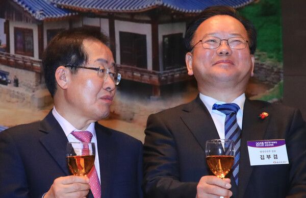 2018년 1월 8일 당시 자유한국당 홍준표 대표(왼쪽)와 김부겸 행정안전부 장관이 서울 태평로 한국프레스센터에서 열린 재경 대구-경북인 신년교례회에서 건배를 한 뒤 대화하고 있는 모습. [사진=연합뉴스]
