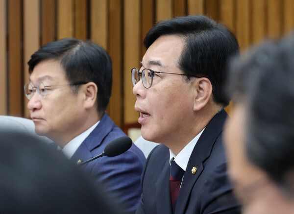 국민의힘&nbsp;송언석&nbsp;원내대표가 28일 국회에서 열린 원내대책회의에서 모두발언을 하고 있다. [사진=연합뉴스]