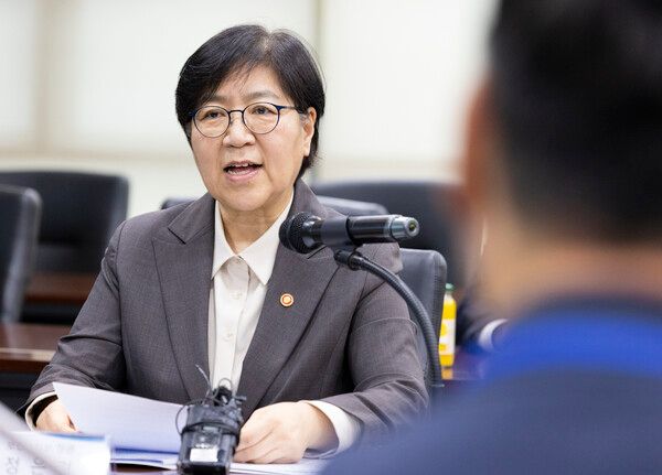 정은경&nbsp;보건복지부 장관이 20일 대구광역시에 위치한 약품 자동조제 장비·조제약 포장지 전문 생산 기업인 제이브이엠을 방문해 관계자들과 면담을 하고 있다. [사진=보건복지부 제공. 재판매 및 DB 금지]