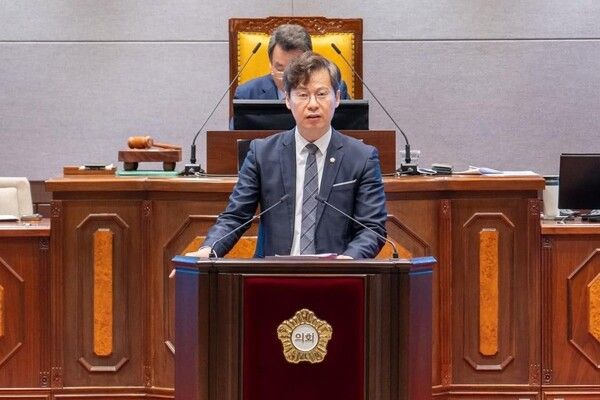 김형곤 강남구의원이 2023년 강남구의회 정례회에서 버스주정차장 조성과 관련한 시민 이동 우려를 밝히고 있다. [사진=김형곤 캠프 제공]