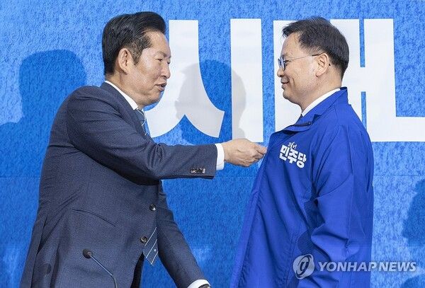 6·3 재보선에서 제주 서귀포시에 출마할 것으로 예상되는 김성범 전 해양수산부 차관이 30일 국회에서 열린 더불어민주당 인재 영입식에서 정청래 대표에게 민주당의 상징 '파란 점퍼'를 받고 있다. 2026.4.30 [사진=연합뉴스]