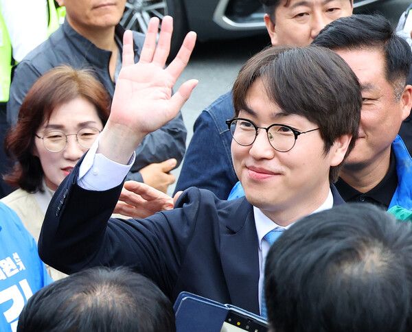 &nbsp;6·3 지방선거와 함께 치러지는 부산 북갑 보궐선거 더불어민주당 후보로 출마하는&nbsp;하정우&nbsp;전 청와대 AI 수석이 29일 오후 부산 북구 구포시장을 찾아 시민들과 인사하고 있다. [사진=연합뉴스]