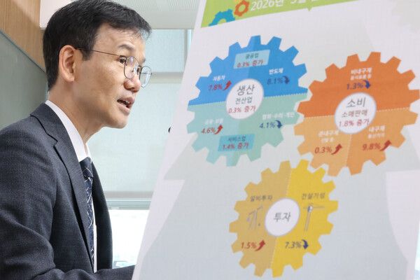 이두원 국가데이터처 경제동향통계심의관이 30일 세종시 정부세종청사에서 2026년 3월 산업활동 동향을 발표하고 있다. [사진=연합뉴스]