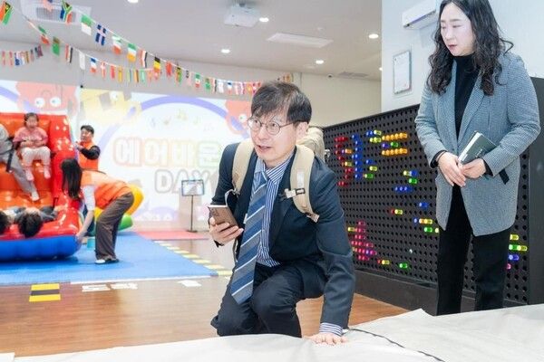 강남구 소재 유치원 행사에 참석한 김형곤 강남구의원이 체험 프로그램에 참여하고 있다. [사진=김형곤 캠프 제공]