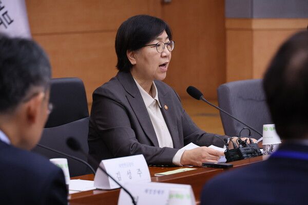 정은경&nbsp;보건복지부 장관이 14일 서울 종로구 정부서울청사 별관에서 열린 제3차 국민연금기금운용위원회에서 발언하고 있다. [사진=연합뉴스]
