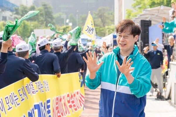 강남구 행사에 참석한 김형곤 강남구의원이 시민들과 인사를 나누고 있다. [사진=김형곤 캠프 제공]