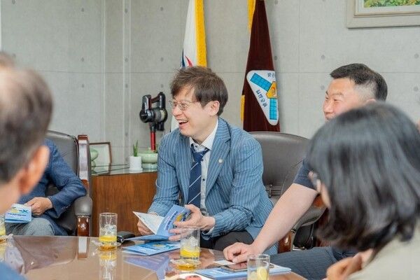 김형곤 강남구의원이 구정을 주제로 한 간담회를 갖고 있다. [사진=김형곤 캠프 제공]