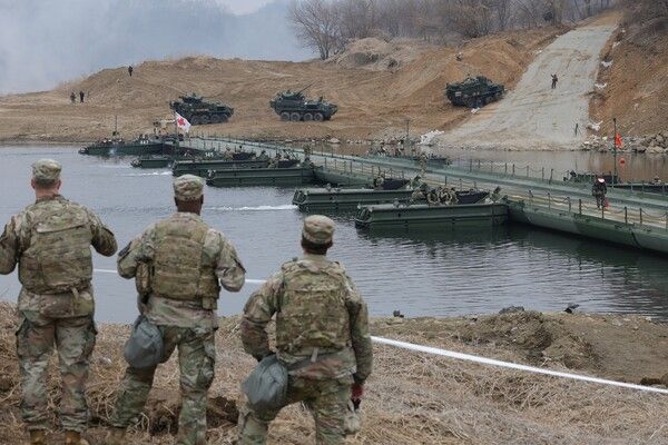 3월 14일 경기도 연천군 임진강에서 실시된 한미연합 도하훈련에서&nbsp;주한미군&nbsp;장병들이 부교를 건넌 스트라이커 장갑차를 바라보고 있다.[사진=연합뉴스]