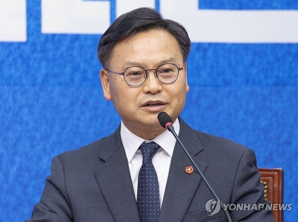 6·3 재보선에서 제주 서귀포시에 출마할 것으로 예상되는 김성범 전 해양수산부 차관이 30일 국회에서 열린 더불어민주당 인재 영입식에서 인사말을 하고 있다. 2026.4.30 [사진=연합뉴스]